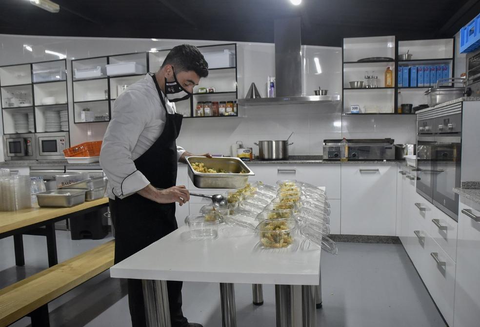 Cocina-comedor. Vicente 'Paraka' prepara la comida de los jugadores en el Nuevo Vivero. 