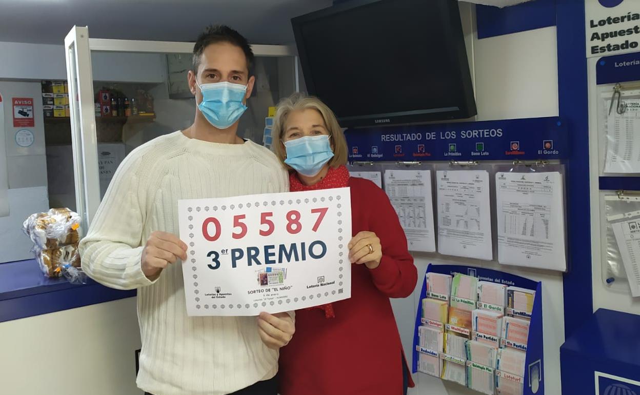 Sertgio Vega y Raquel Vega son los propietarios de la administración en la que han vendido el tercer premio en Almaraz.