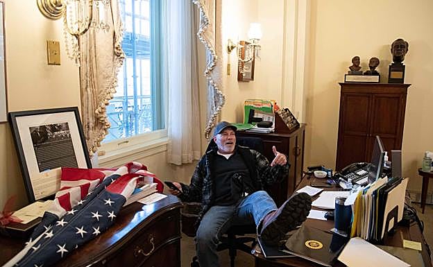 Imagen principal - Varios momentos del asalto al Capitolio desde el despacho de Nancy Pelosi.