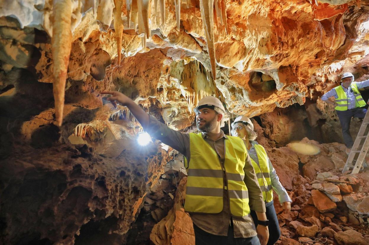 El alcalde, Luis Salaya, y la consejera de Movilidad, Leire Iglesias, visitaron las cuevas tras su hallazgo. 