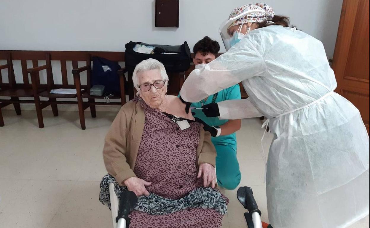 Evarista Rubio, residente de 106 años, recibe su dosis
