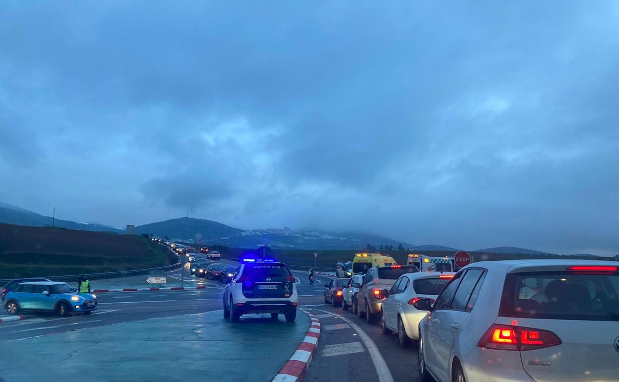 Guardia Civil regulando el tráfico momentos después del accidente grave registrado en la BA- 071. 
