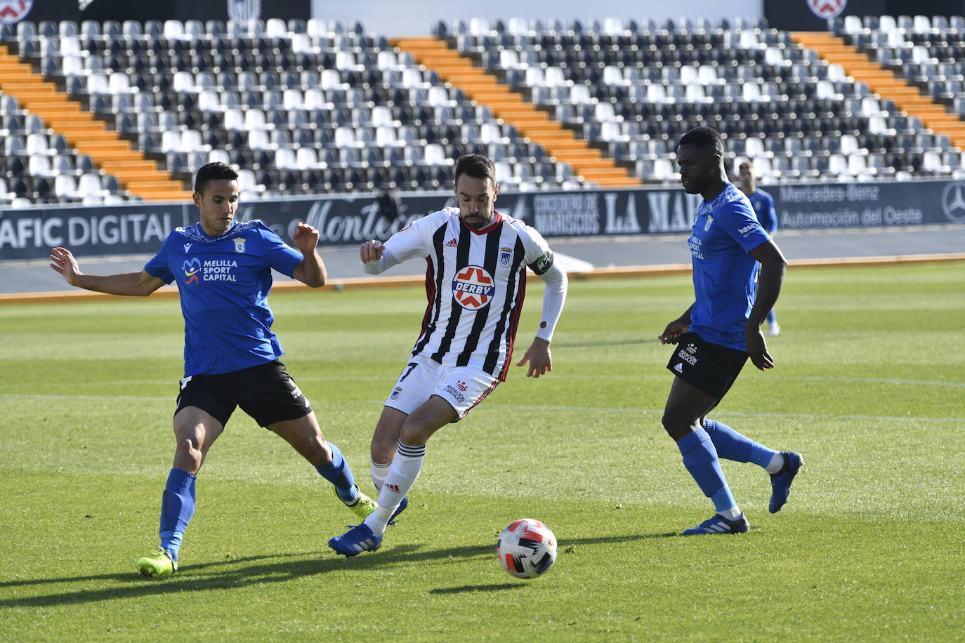 Fotos: El Badajoz vence al Melilla por 2-0 en el Nuevo Vivero