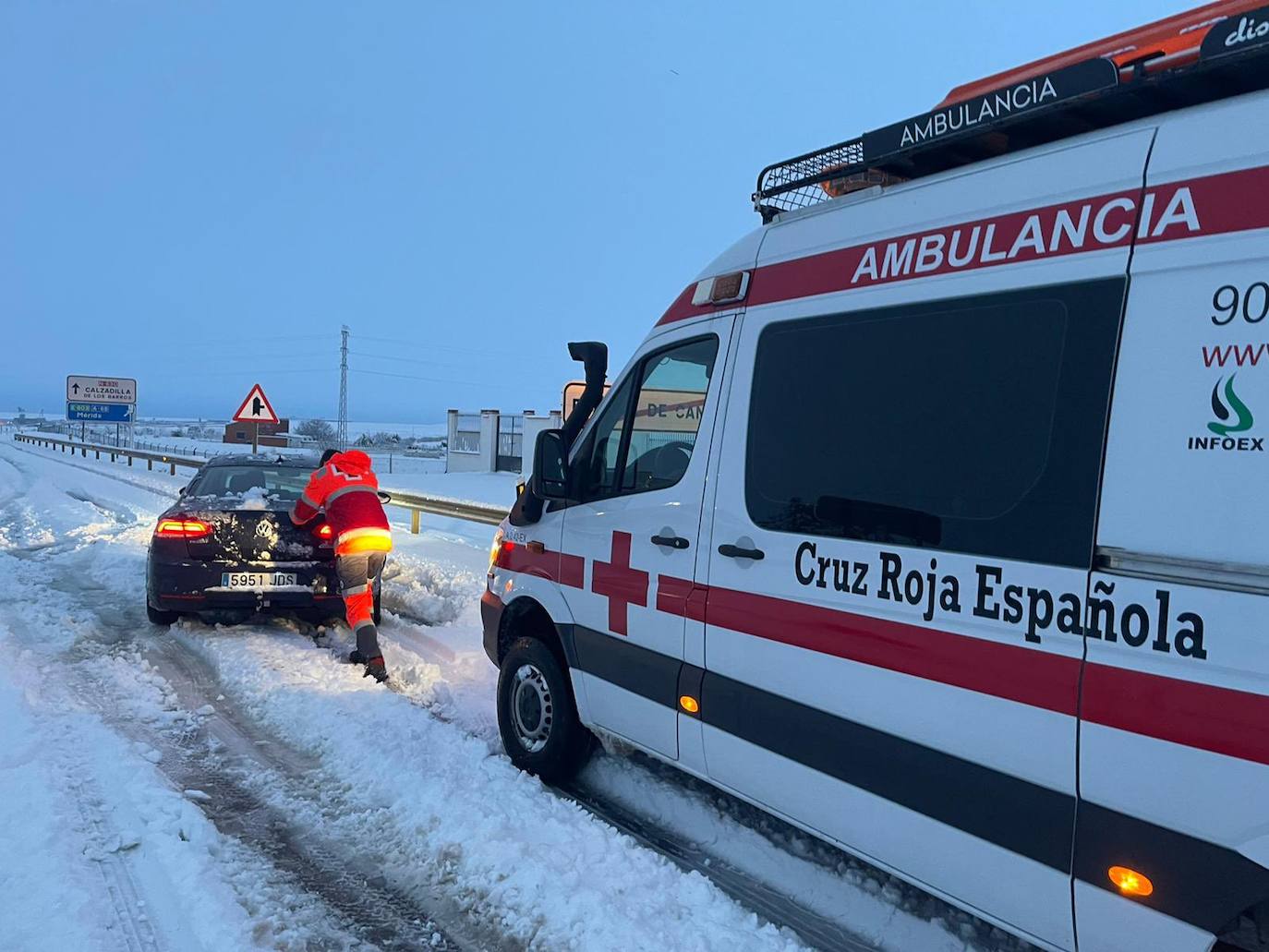 Cruz Roja, prestando asistencia en Fuente de Cantos. 