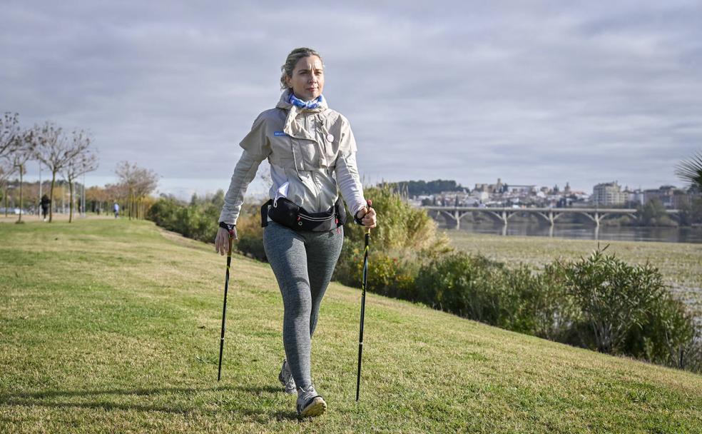 Soledad Rodríguez practicando marcha nórdica en el parque del río. 