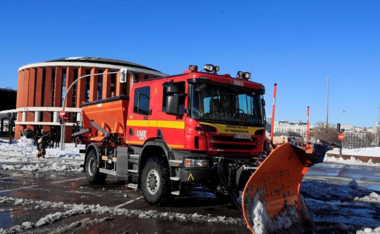 Una quitanieves de la UME trabajando en el entorno de la estación de Atocha. 