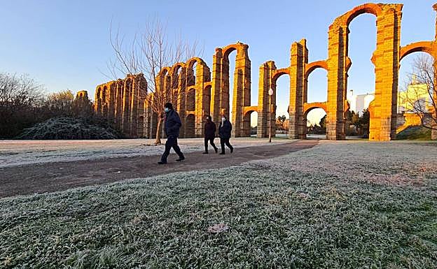 Acueducto de Los Milagros y la zona ajardinada helada. 