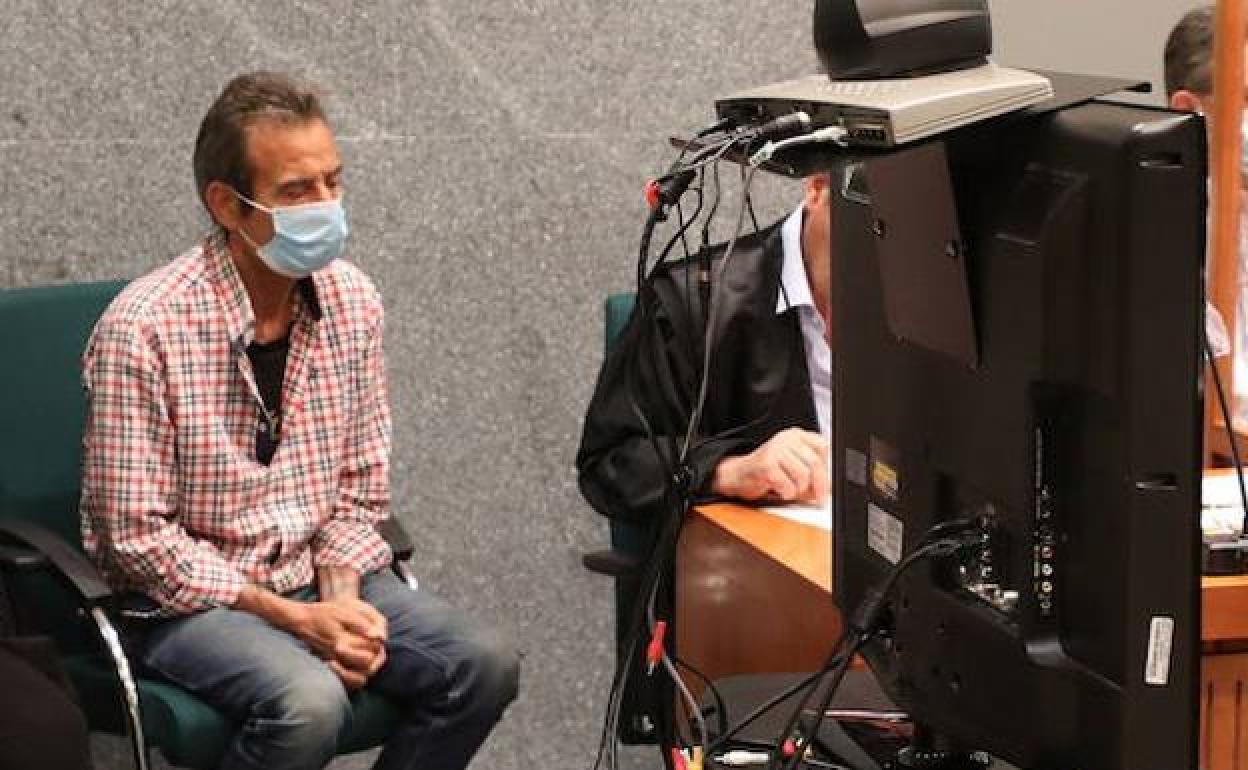 Sánchez Mauriño, a la izquierda, durante el juicio.