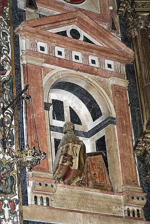 Estatua orante de Enrique IV hecha por Giraldo de Merlo entre 1615 y 1618. Está a la izquierda del retablo.
