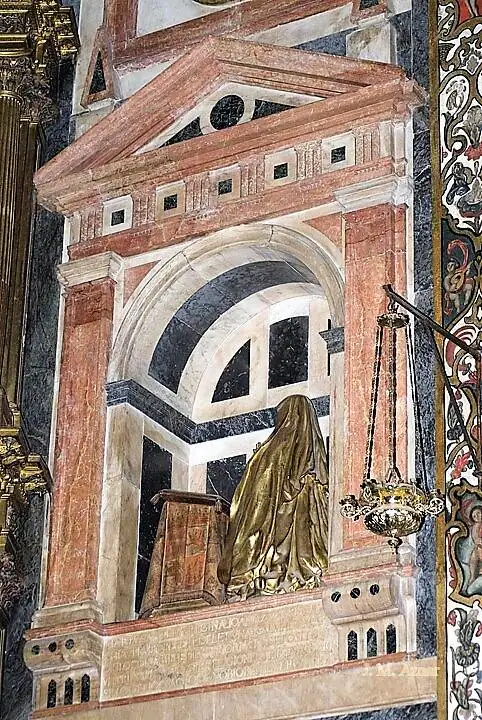 Estatua orante de María de Aragón. Se encuentra a la derecha del retablo.