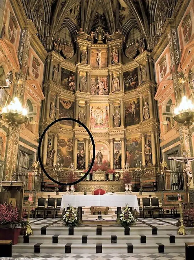 Las momias están en una galería detrás del retablo, en la zona señalada por un círculo. Justo en el lugar en el que está el cuadro de la Anunciación pintado por Vicente Carduncho.