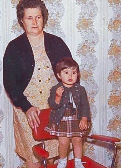 Imagen - Con su abuela Julia, que la cuidó hasta que sus padres la llevaron con ellos a Países Bajos. 