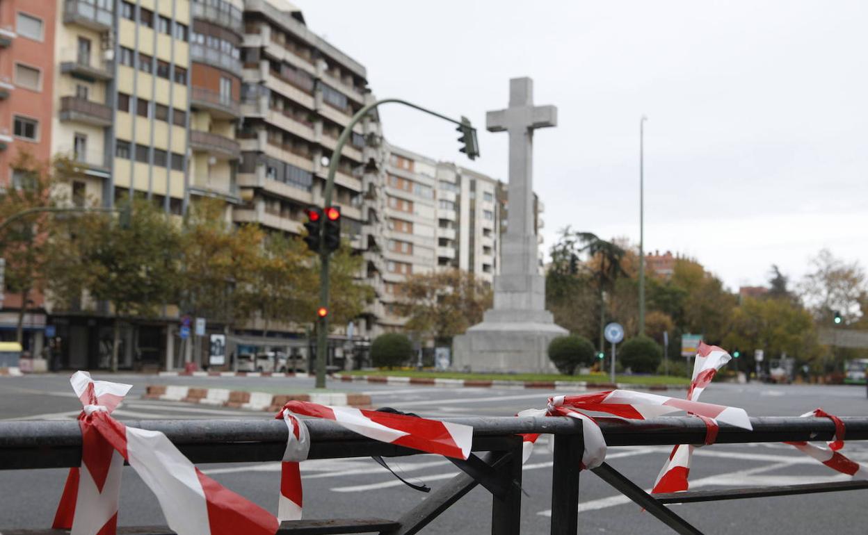 Imagen de la Cruz de los Caídos con los lazos que varios colectivos pusieron el pasado diciembre en las barandillas de la plaza de América para pedir su retirada. 