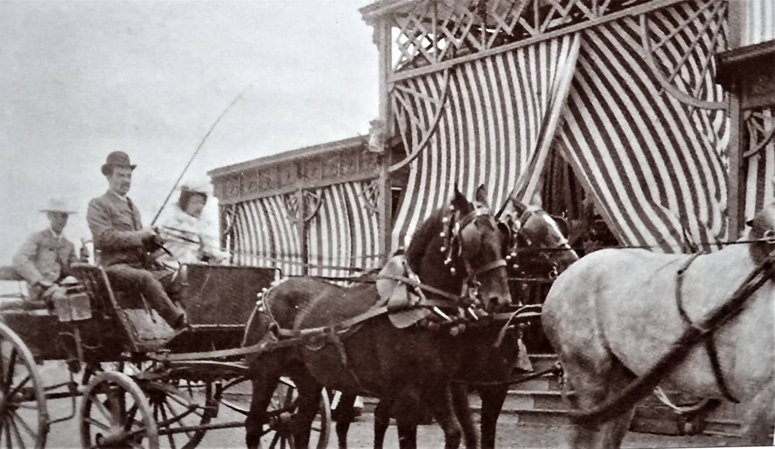 Imágenes de 1902 de la caseta levantada por el Casino de la Concordia en el Rodeo durante la Feria.