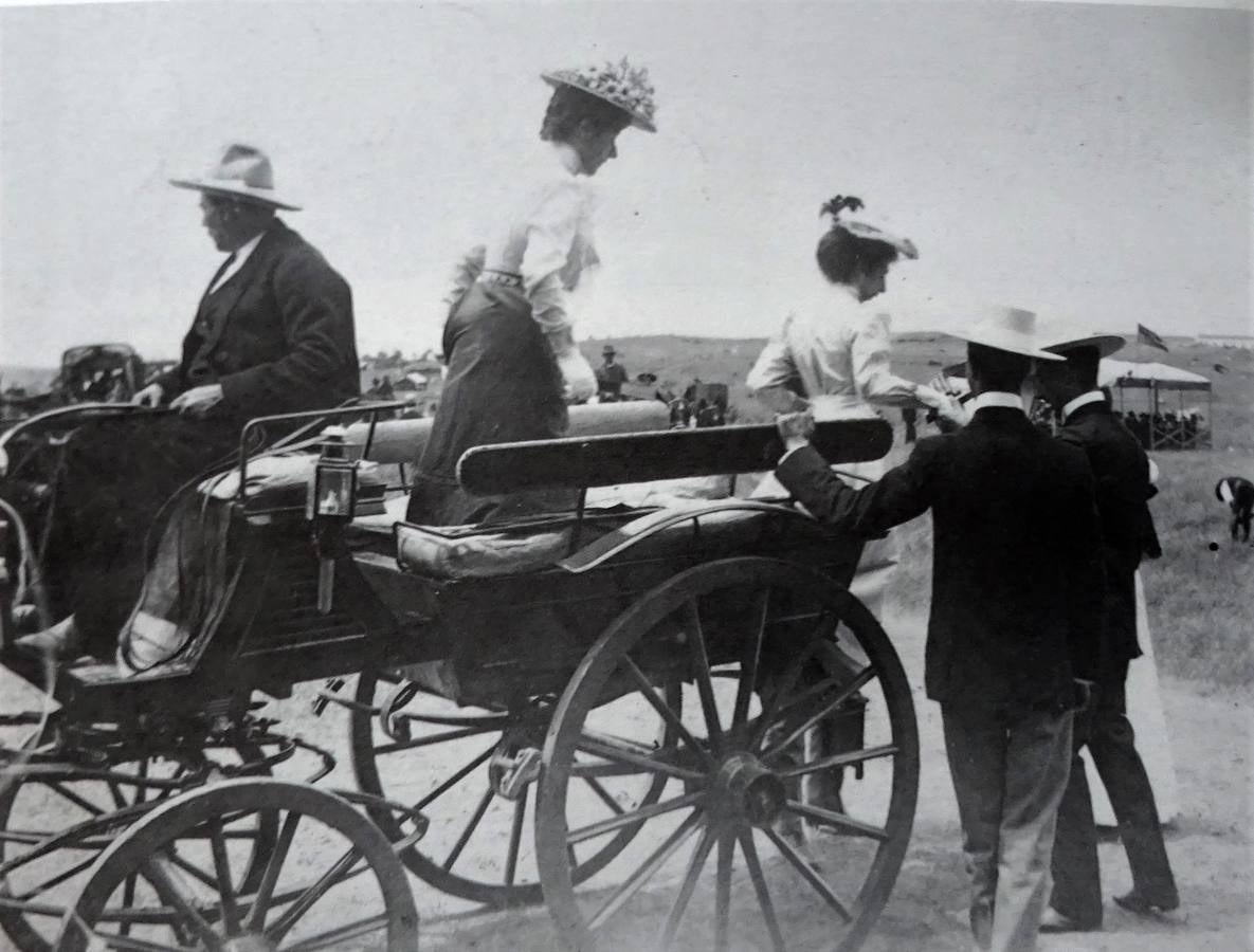 Imágenes de 1902 de la caseta levantada por el Casino de la Concordia en el Rodeo durante la Feria.