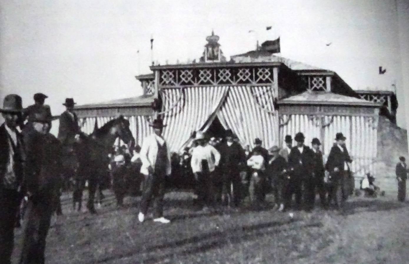 Imágenes de 1902 de la caseta levantada por el Casino de la Concordia en el Rodeo durante la Feria.