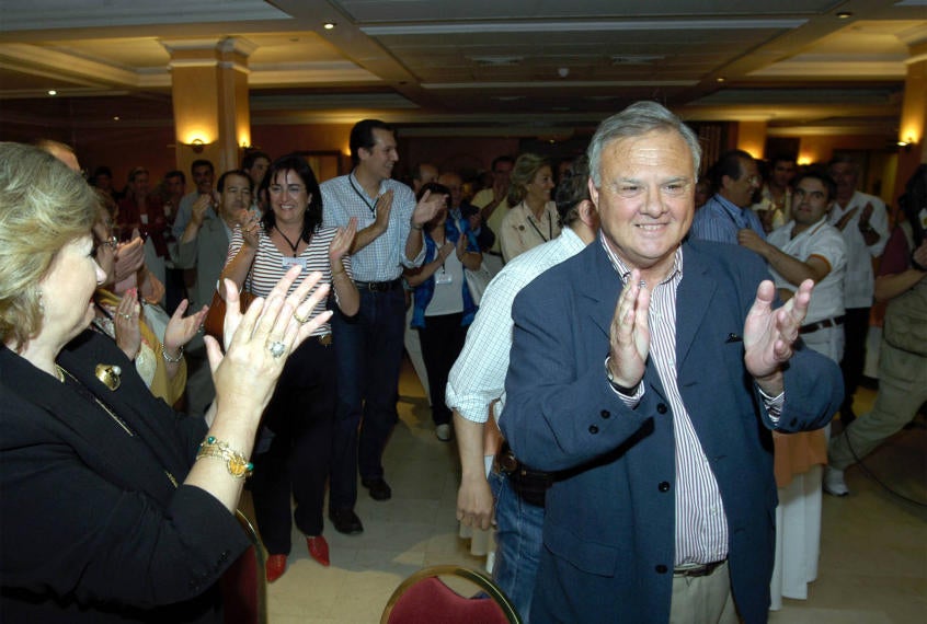 iguel Celdrán celebrando la victoria electoral 26.05.03