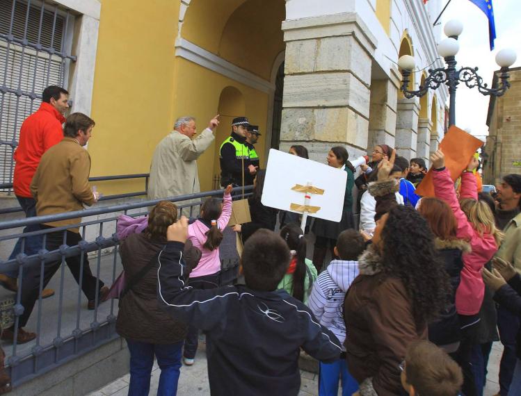 En la manifestación por un colegio el 03.03.10 