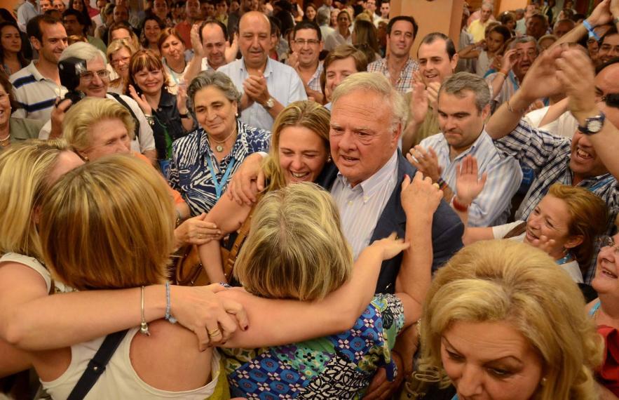 Celdrán abrazado a sus hijas el día de elecciones el 22.05.11 