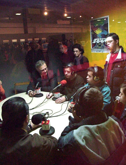 El alcalde en un taller de radio en Iberocio el 26.12.2000 