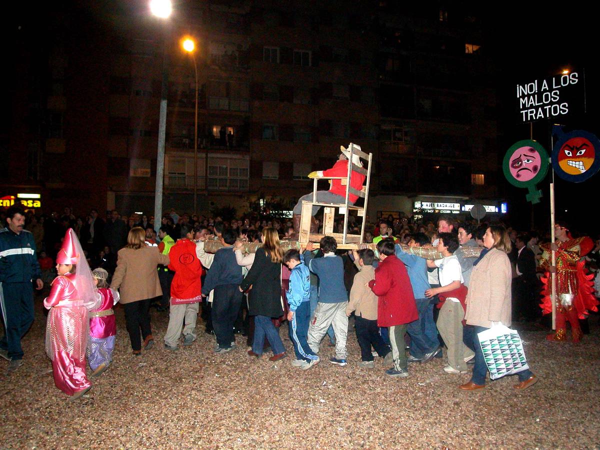 Traslado del Marimanta en la fiesta de Las Candelas en el barrio de Santa Marina de Badajoz, 2002