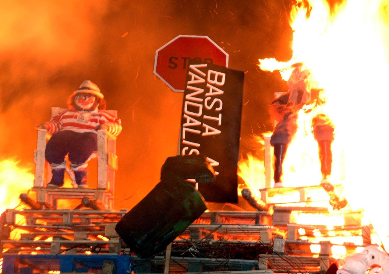 Quema del marimanta, confeccionado por los alumnos del colegio público San Pedro de Alcántara, en la barriada de Santa Marina para festejar la XVII Fiesta de las Candelas, 2005