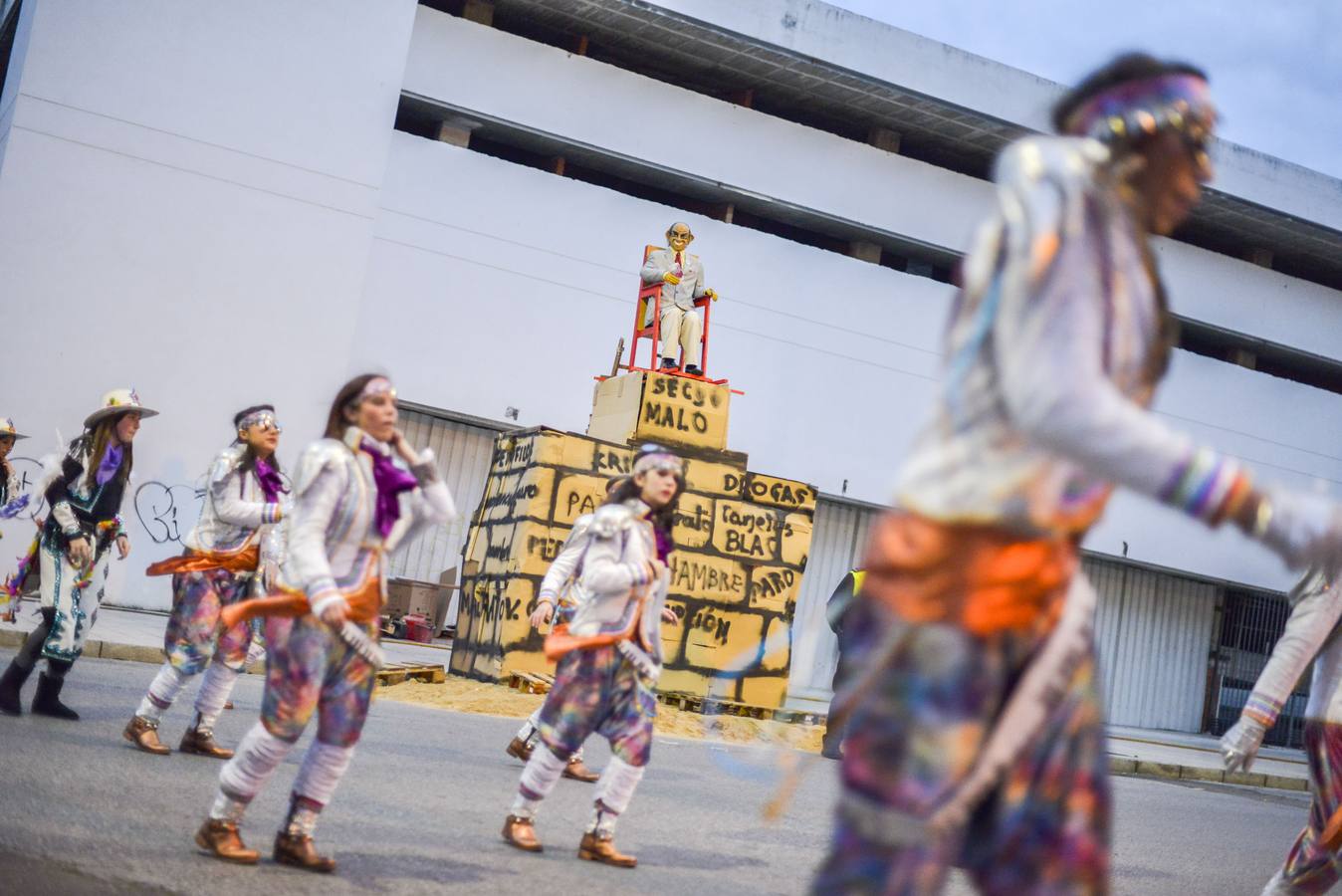 Desfile de comparsa delante del Marimanta, antes de la quema, 2015