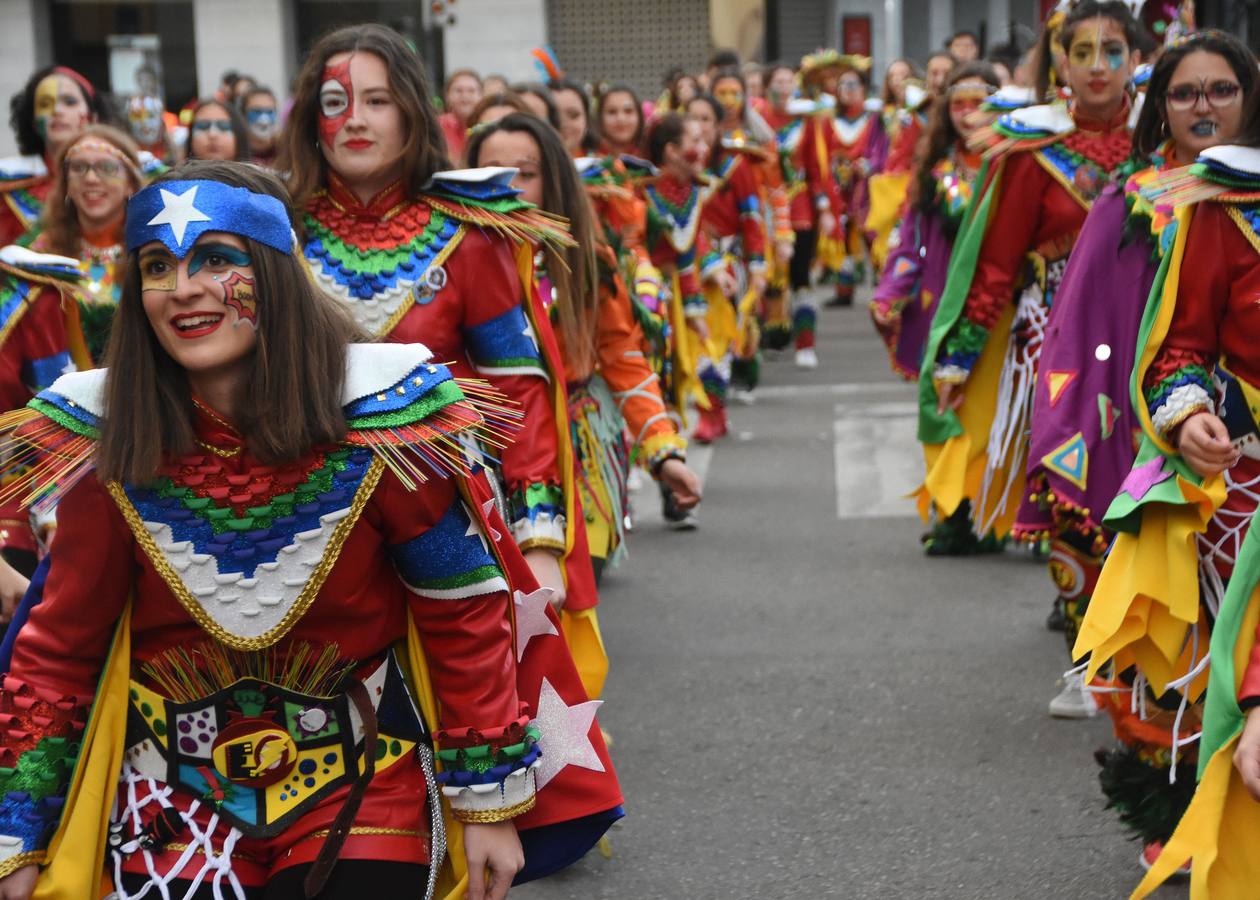 Desfile de comparsa por la avendia de Santa Marina en las fiestas de las Candelas, 2019