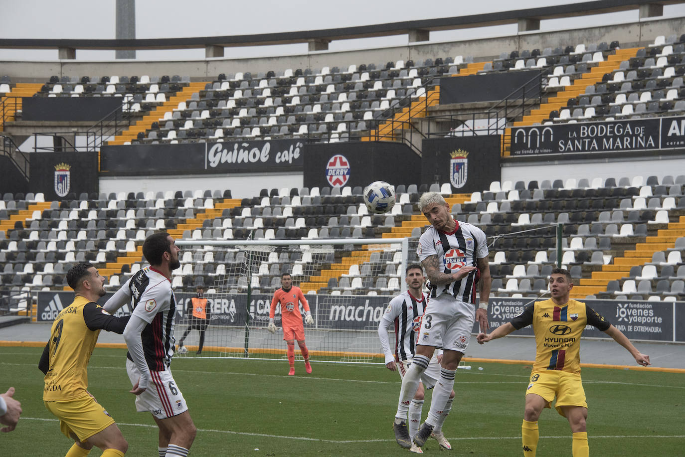 Fotos: El Badajoz se impone al Extremadura en un derbi trepidante (2-1)