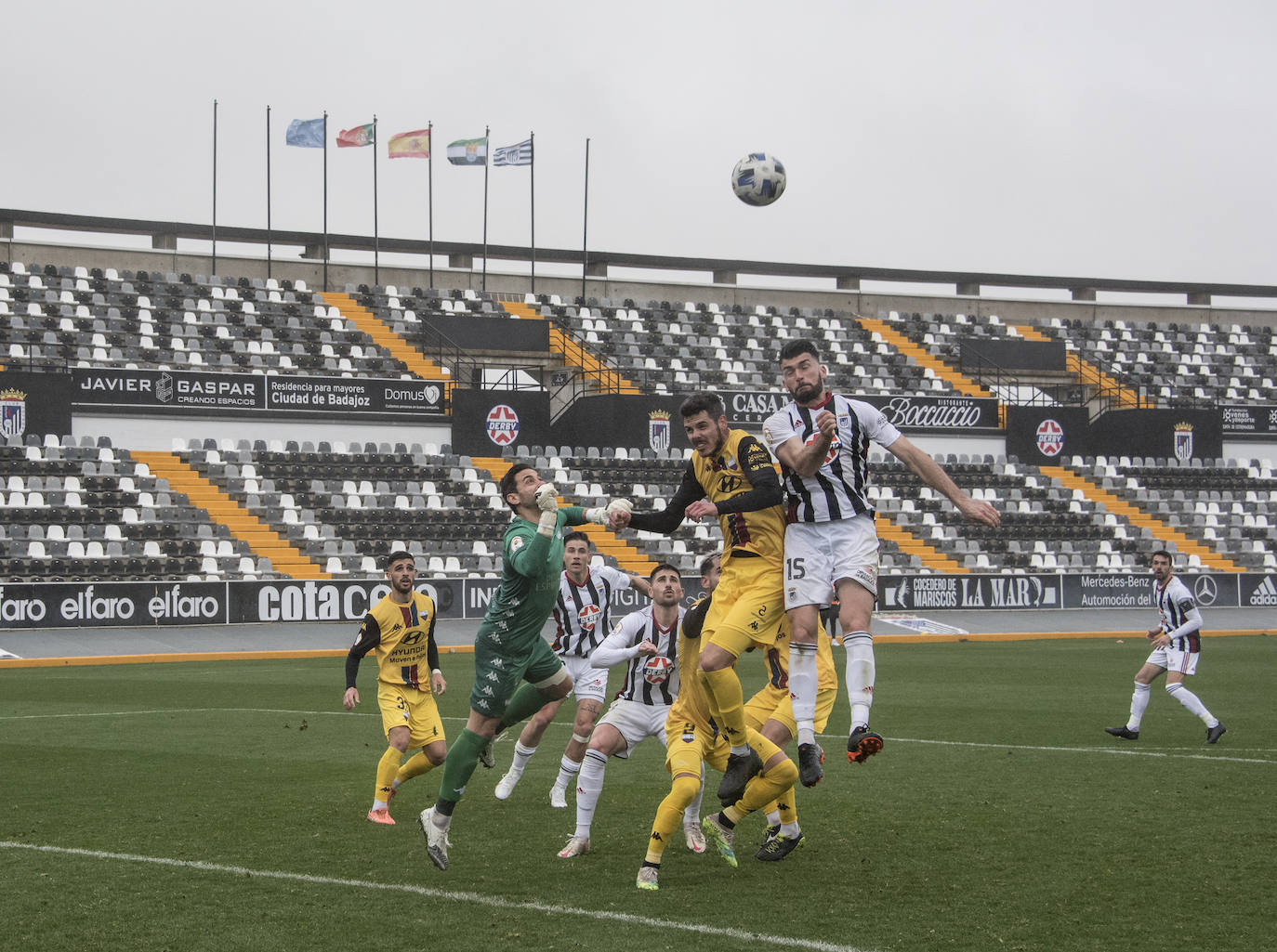 Fotos: El Badajoz se impone al Extremadura en un derbi trepidante (2-1)