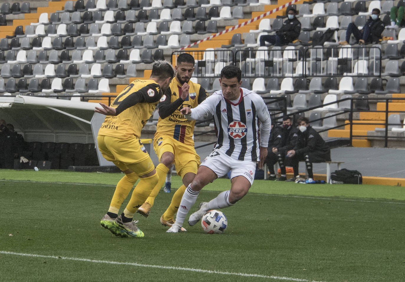 Fotos: El Badajoz se impone al Extremadura en un derbi trepidante (2-1)