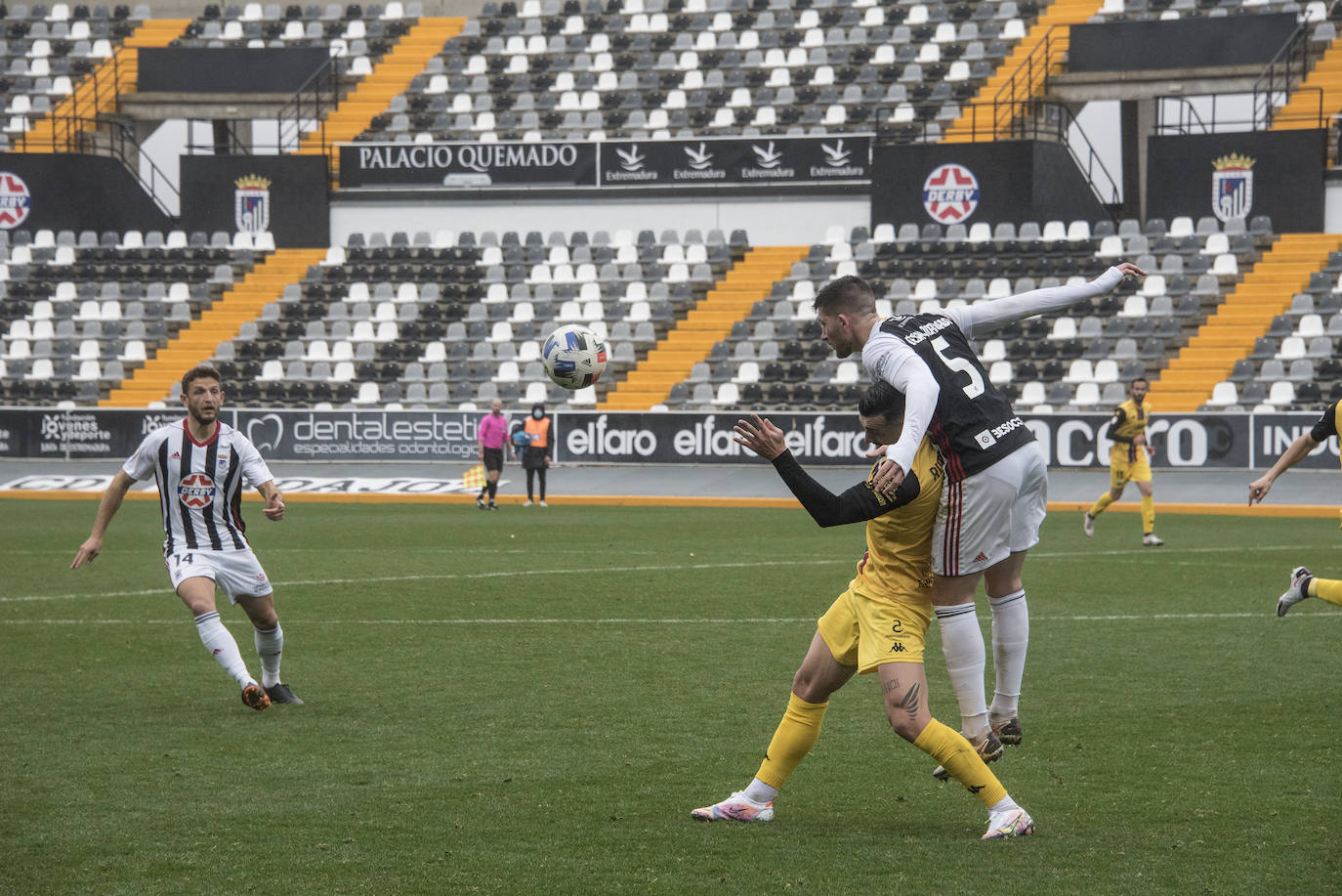 Fotos: El Badajoz se impone al Extremadura en un derbi trepidante (2-1)