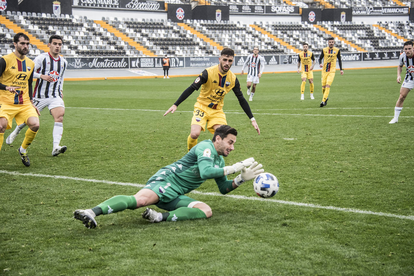 Fotos: El Badajoz se impone al Extremadura en un derbi trepidante (2-1)