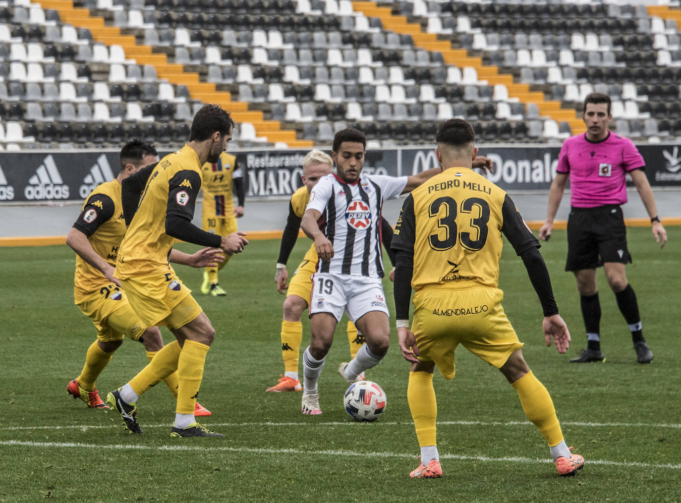 Fotos: El Badajoz se impone al Extremadura en un derbi trepidante (2-1)