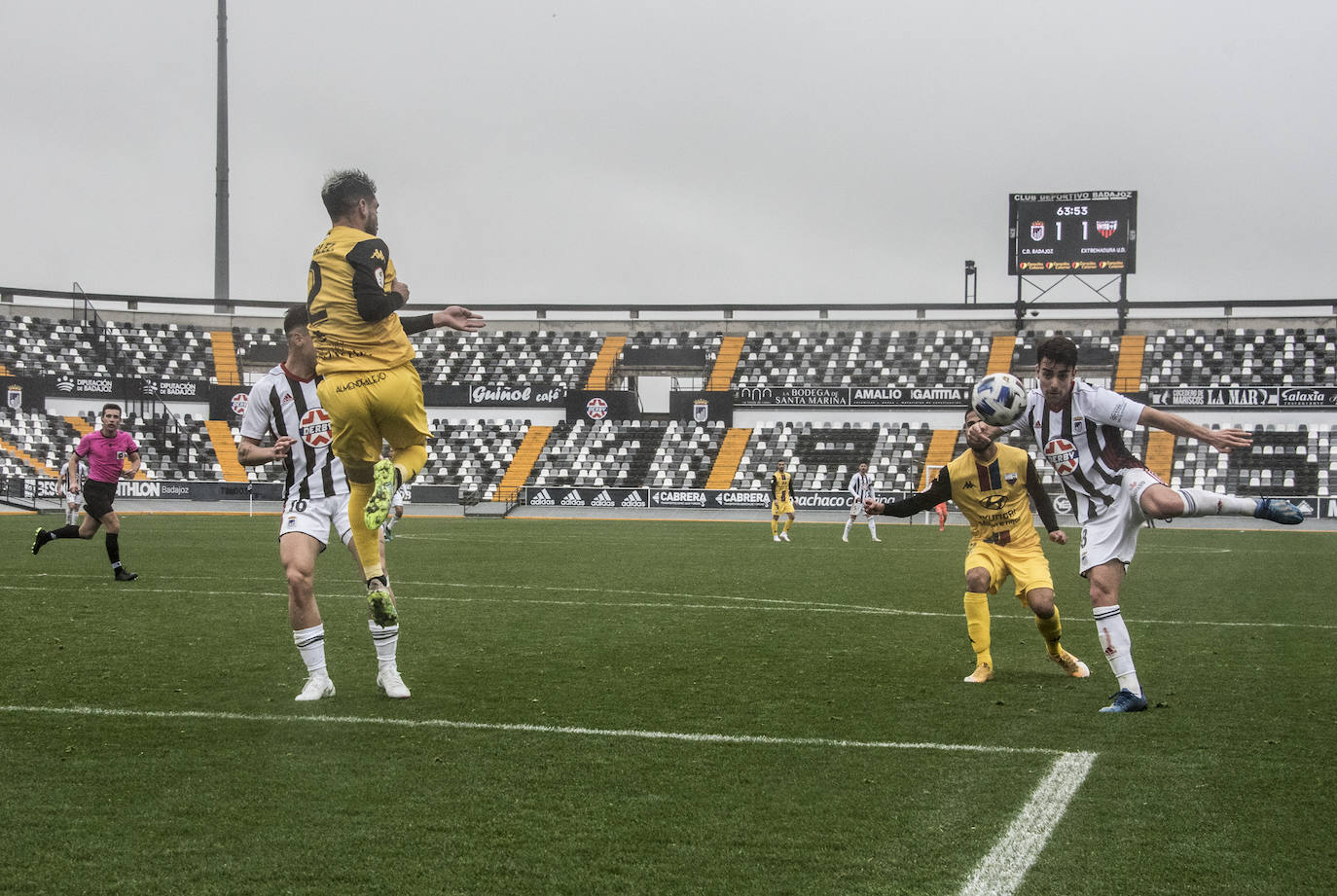 Fotos: El Badajoz se impone al Extremadura en un derbi trepidante (2-1)