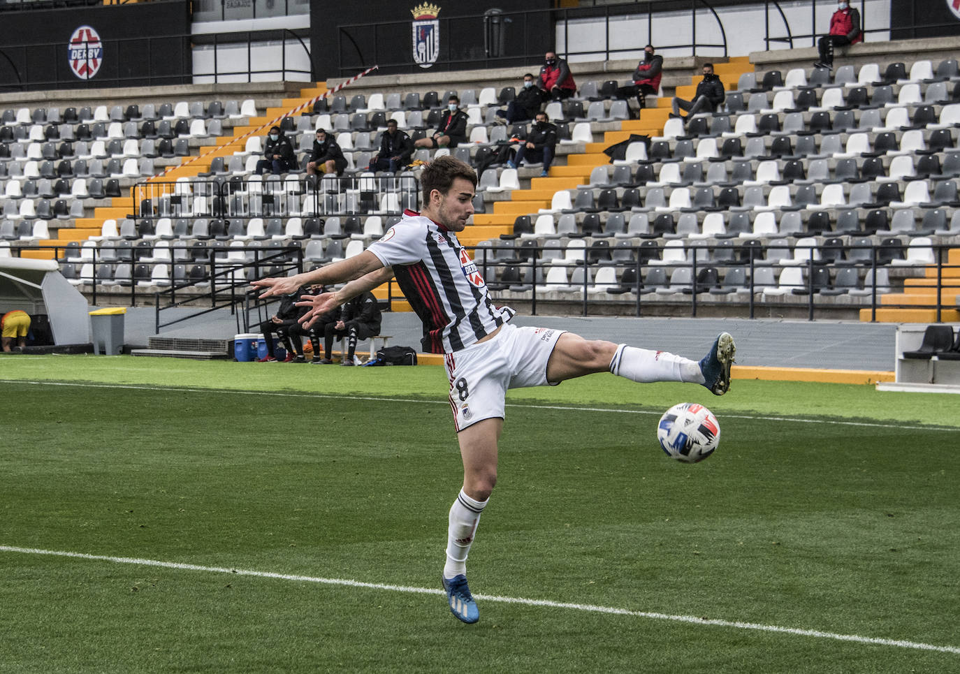 Fotos: El Badajoz se impone al Extremadura en un derbi trepidante (2-1)