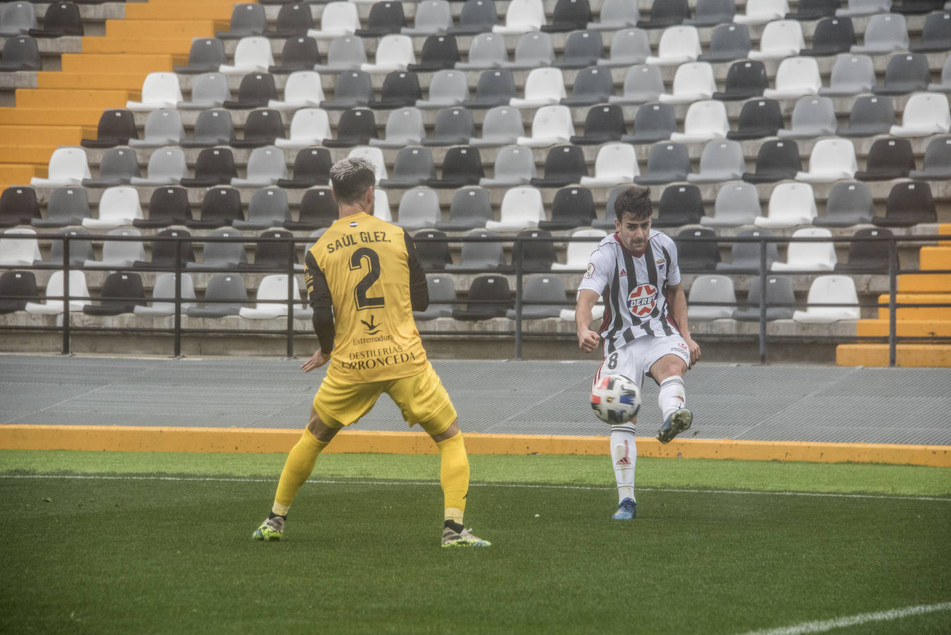 Fotos: El Badajoz se impone al Extremadura en un derbi trepidante (2-1)