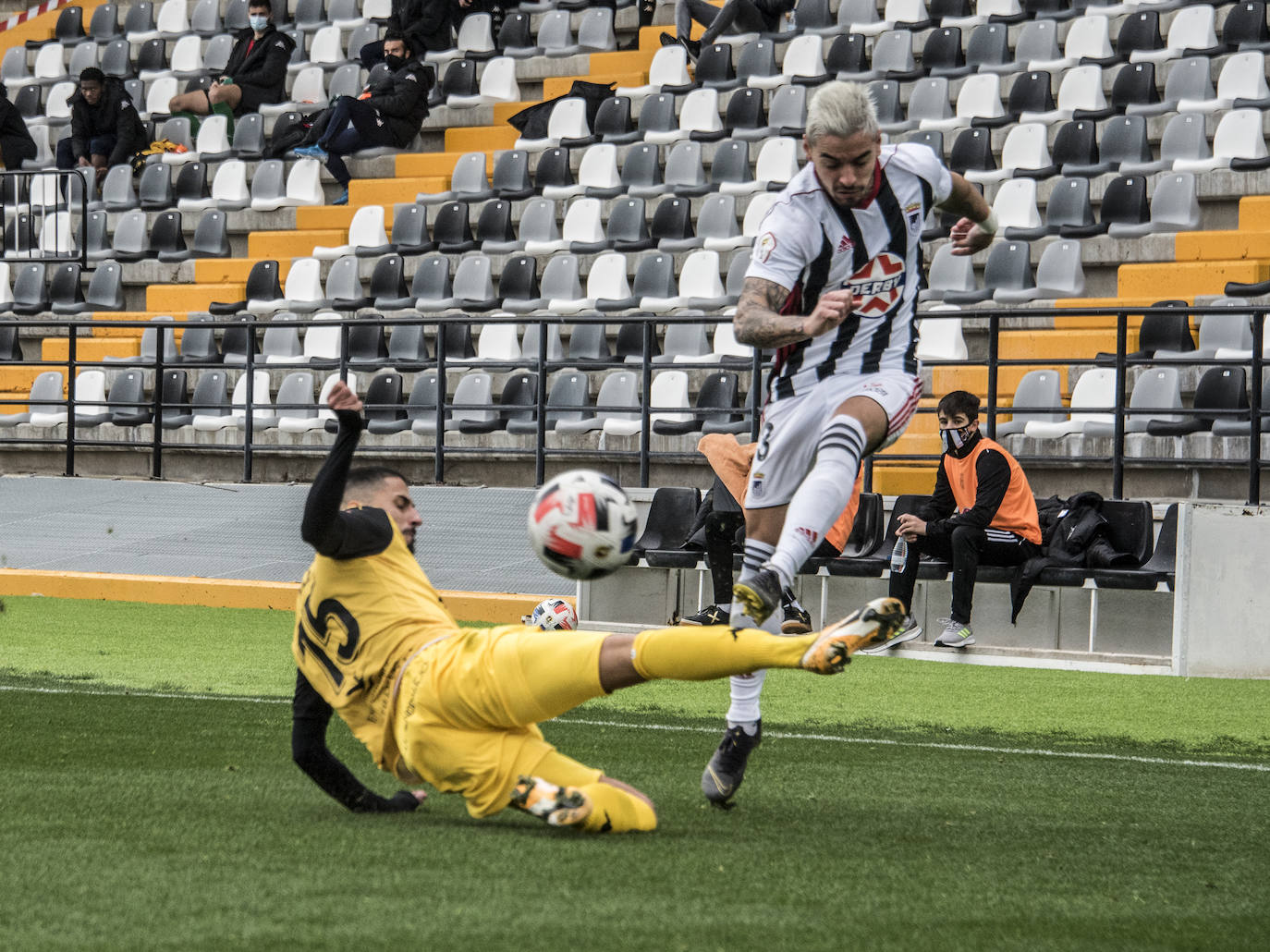 Fotos: El Badajoz se impone al Extremadura en un derbi trepidante (2-1)