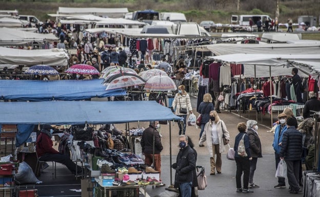 Buen ambiente de compras en la reapertura del mercadillo. 