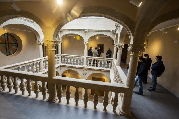 Imagen del claustro porticado del edificio desde la primera planta durante la visita de las autoridades. 