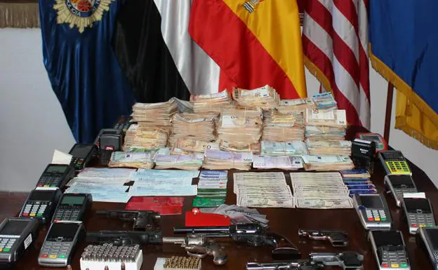 Dinero, tarjetas, armas y datáfonos intervenidos en los registros practicados. 