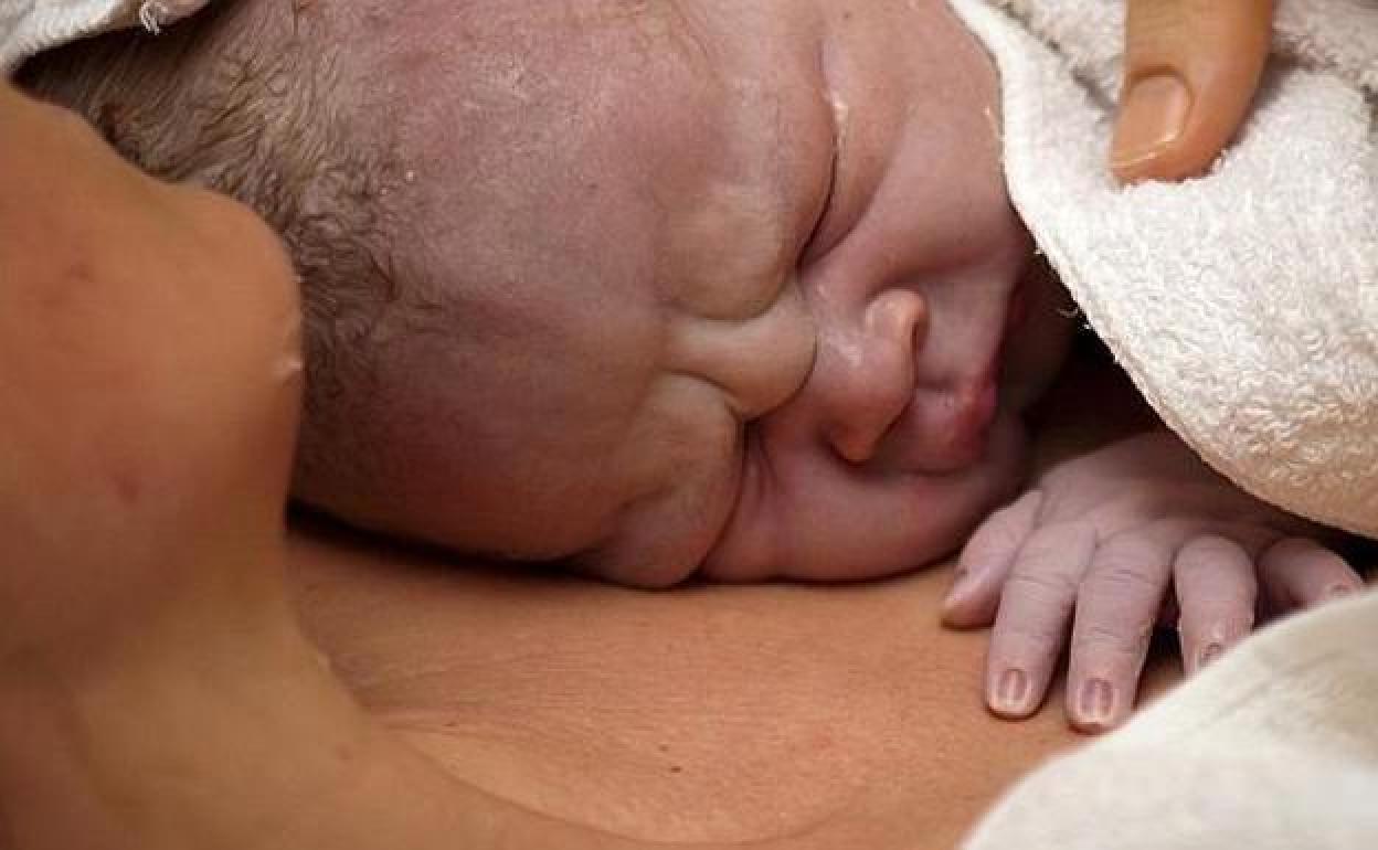 Catorce nacimientos siguieron el protocolo especial de covid en enero por el positivo de la madre