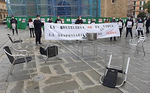 Imagen principal - Protestas en Villanueva de la Serena, Mérida y Coria. 