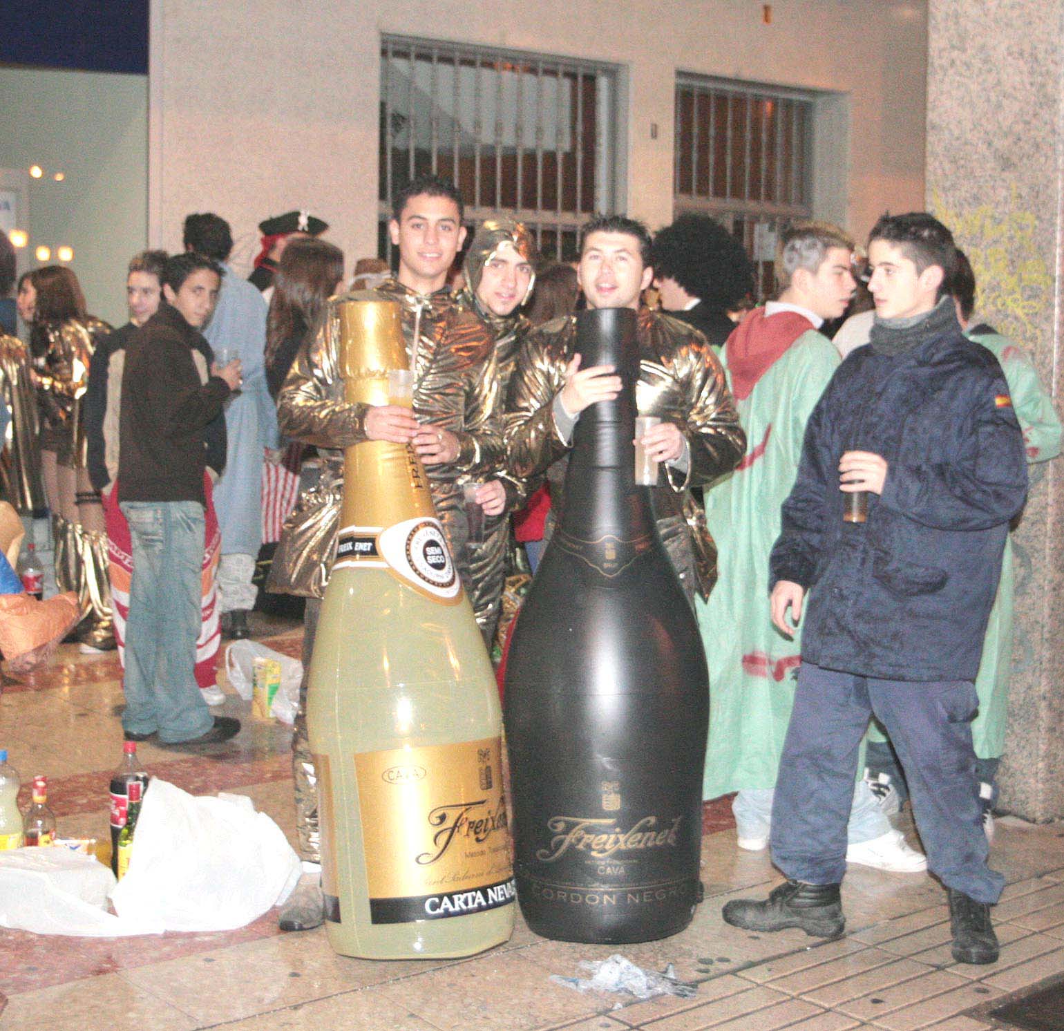 Las burbujas de Freixenet llevando sus propias botellas