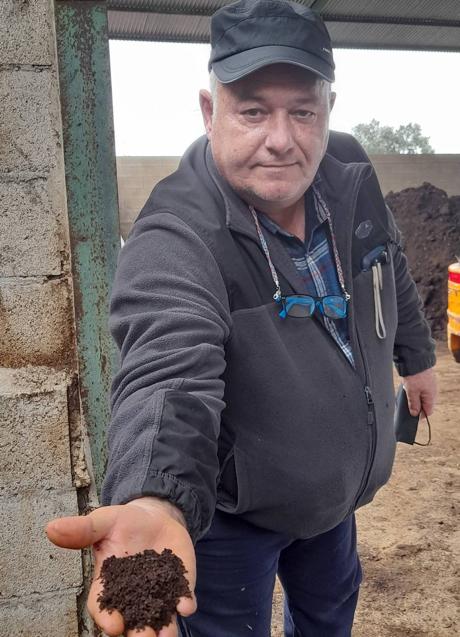 Imagen - Fernández muestra el resultado del trabajo de las lombrices. 