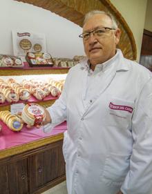 Imagen secundaria 2 - Arriba, leche fresca que llega cada día de las explotaciones de la comarca. Abajo, envasado final de los quesos y Mario Blasco, con lagunos de los quesos que elabora en su quesería. 