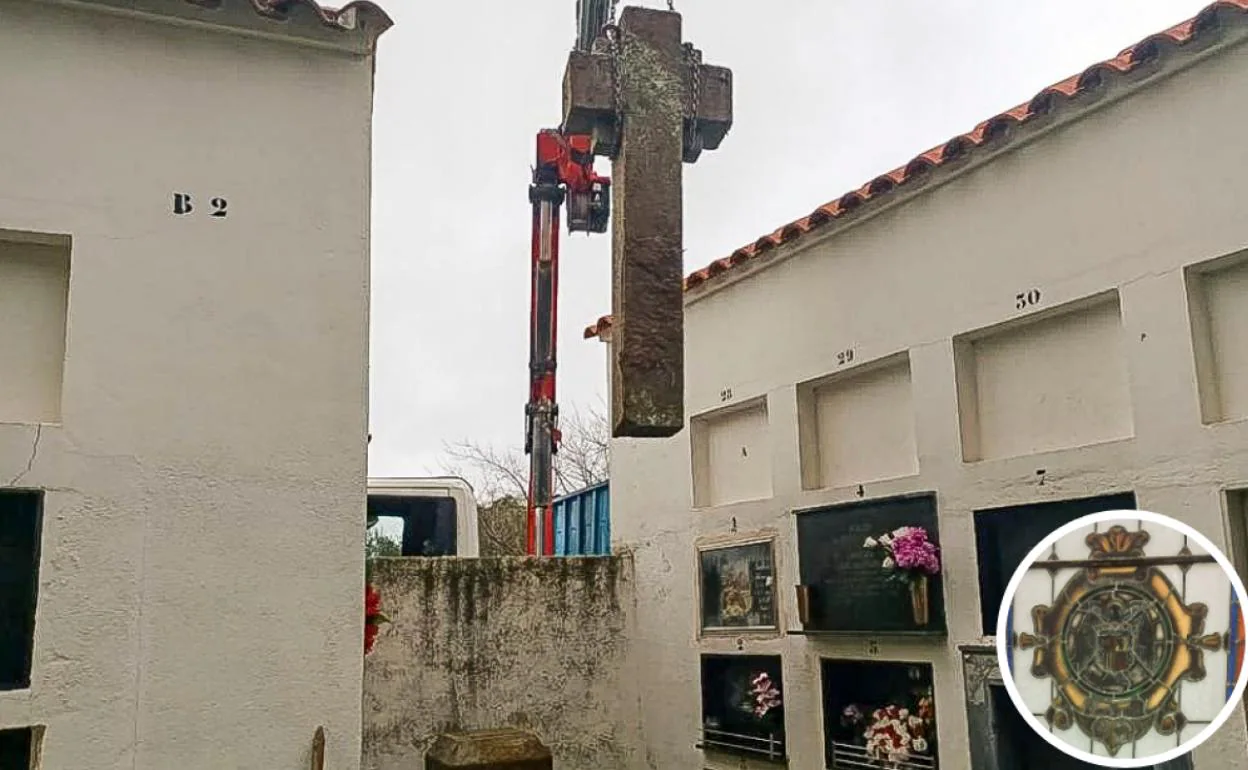 Momento en el que la Cruz de los Caídos de Gargüera de la Vera es trasladada al cementerio municipal. En la imagen del círculo, escudo franquista retirado de una vidriera del Ayuntamiento de Jaraíz de la Vera.