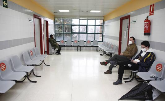 Sala de espera con solo tres personas esperando a ser atendidas.