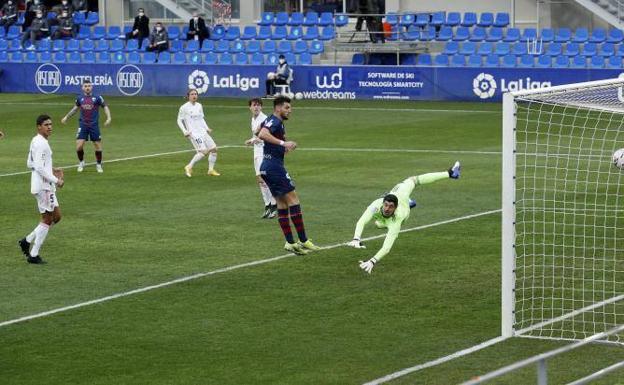 El balón ya besa la red y el meta blanco nada puede hacer. 