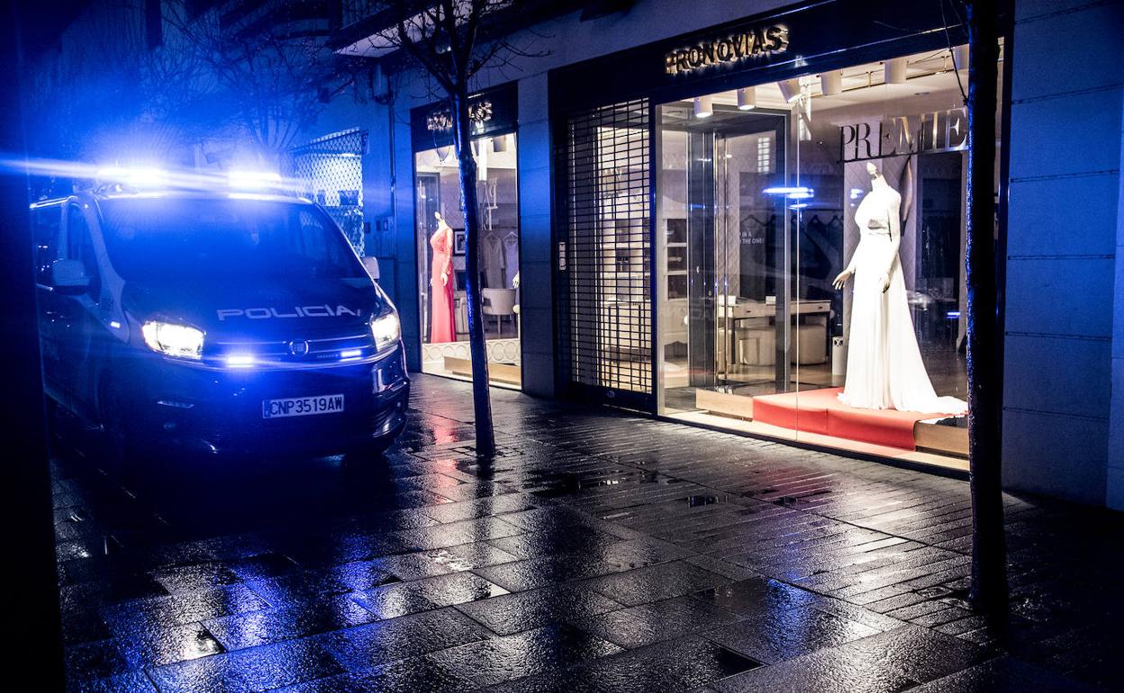 Un furgón de la Policía Nacional recorre Menacho en Badajoz.